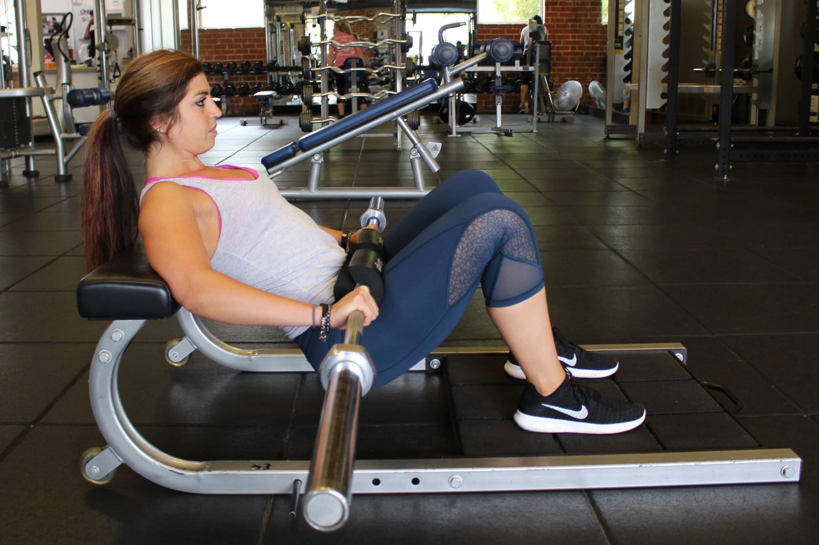 Barbell one-leg hip thrust exercise instructions and video