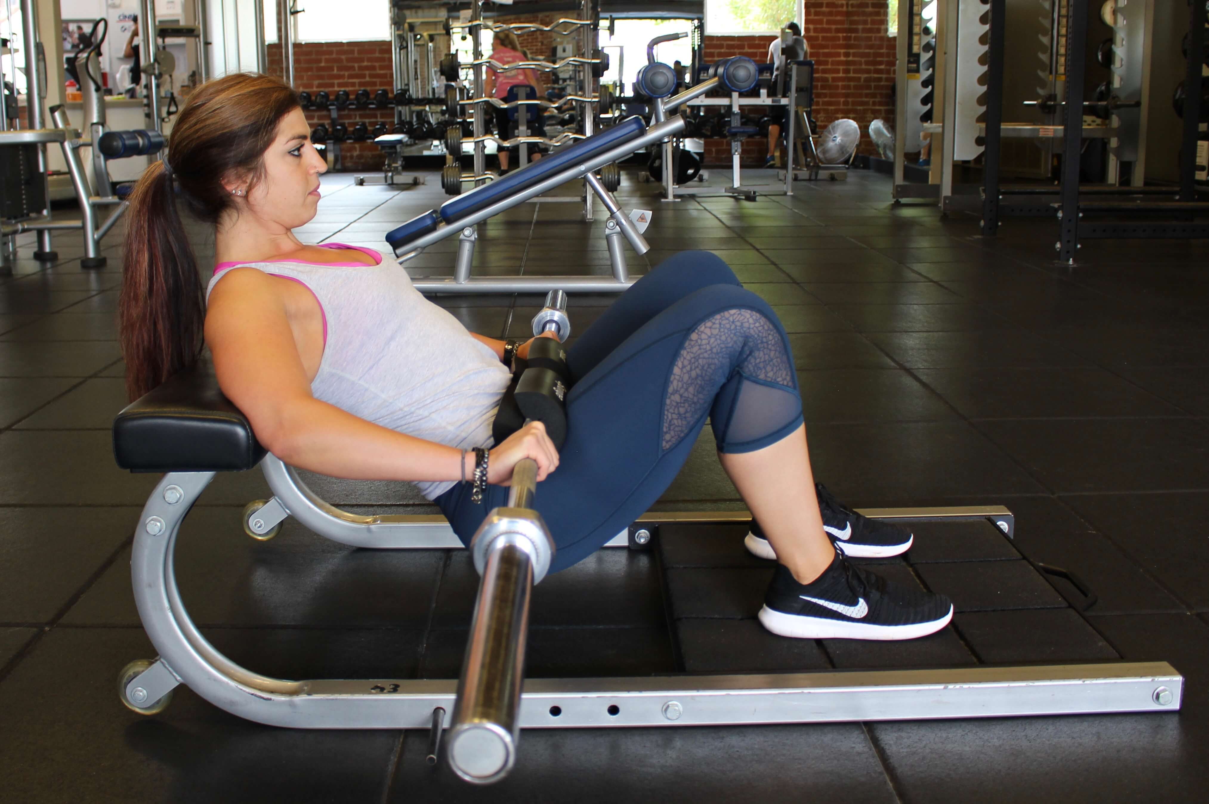 Barbell Hip Thrust with Bench - Muscle & Fitness